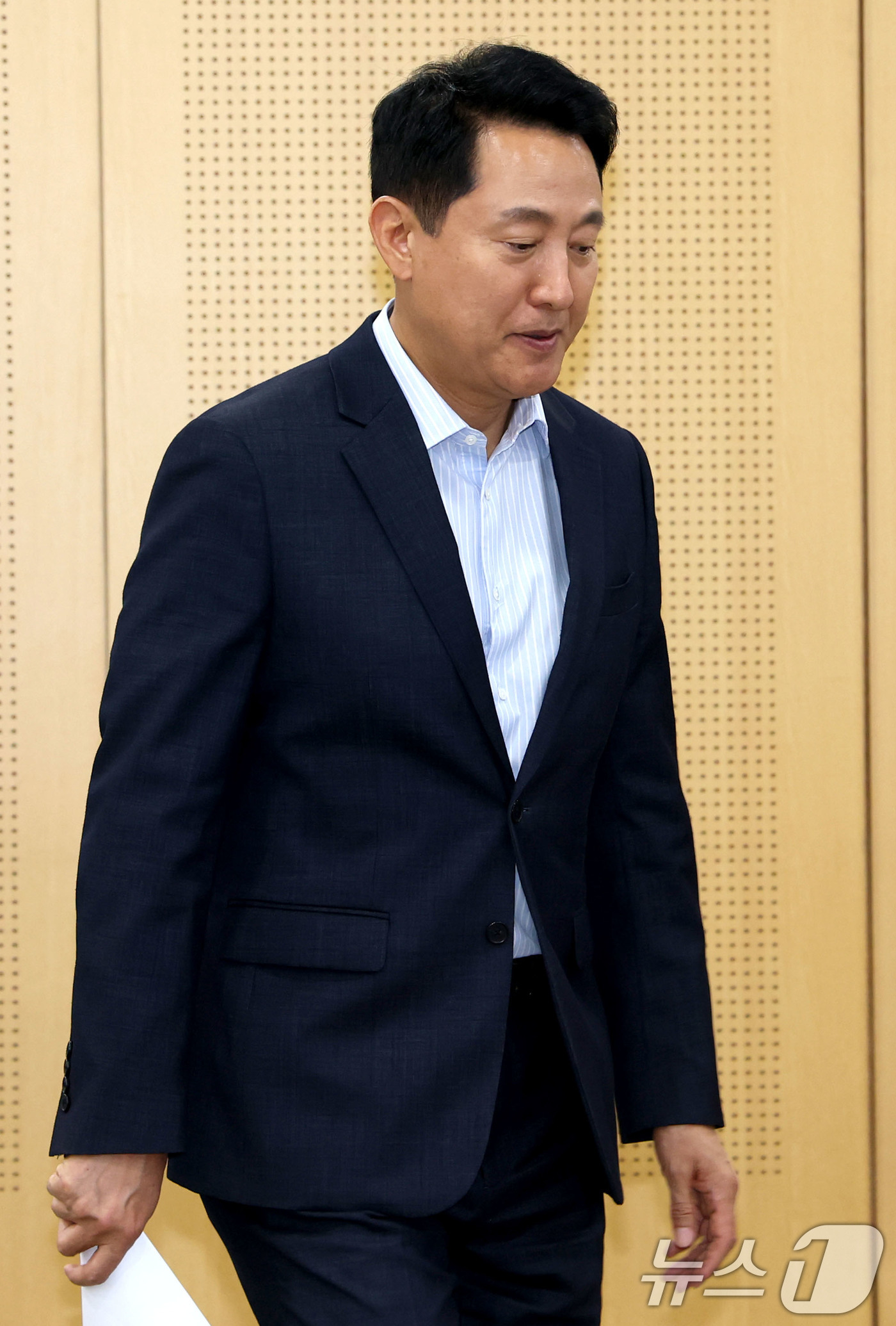 (서울=뉴스1) 이광호 기자 = 오세훈 서울시장이 14일 오후 정부에 제출한 서울 부동산시장 정상화를 위한 3개 분야 8대 정책과제에 대한 브리핑을 하기 위해 서울시청 브리핑룸으로 …
