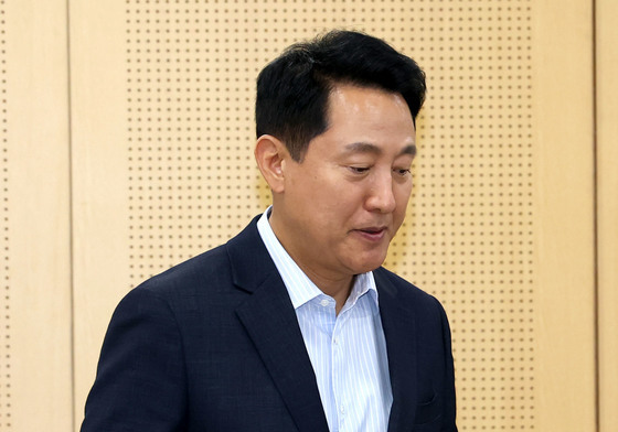 브리핑룸 들어서는 오세훈 시장