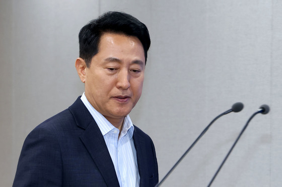 브리핑룸 들어서는 오세훈 시장