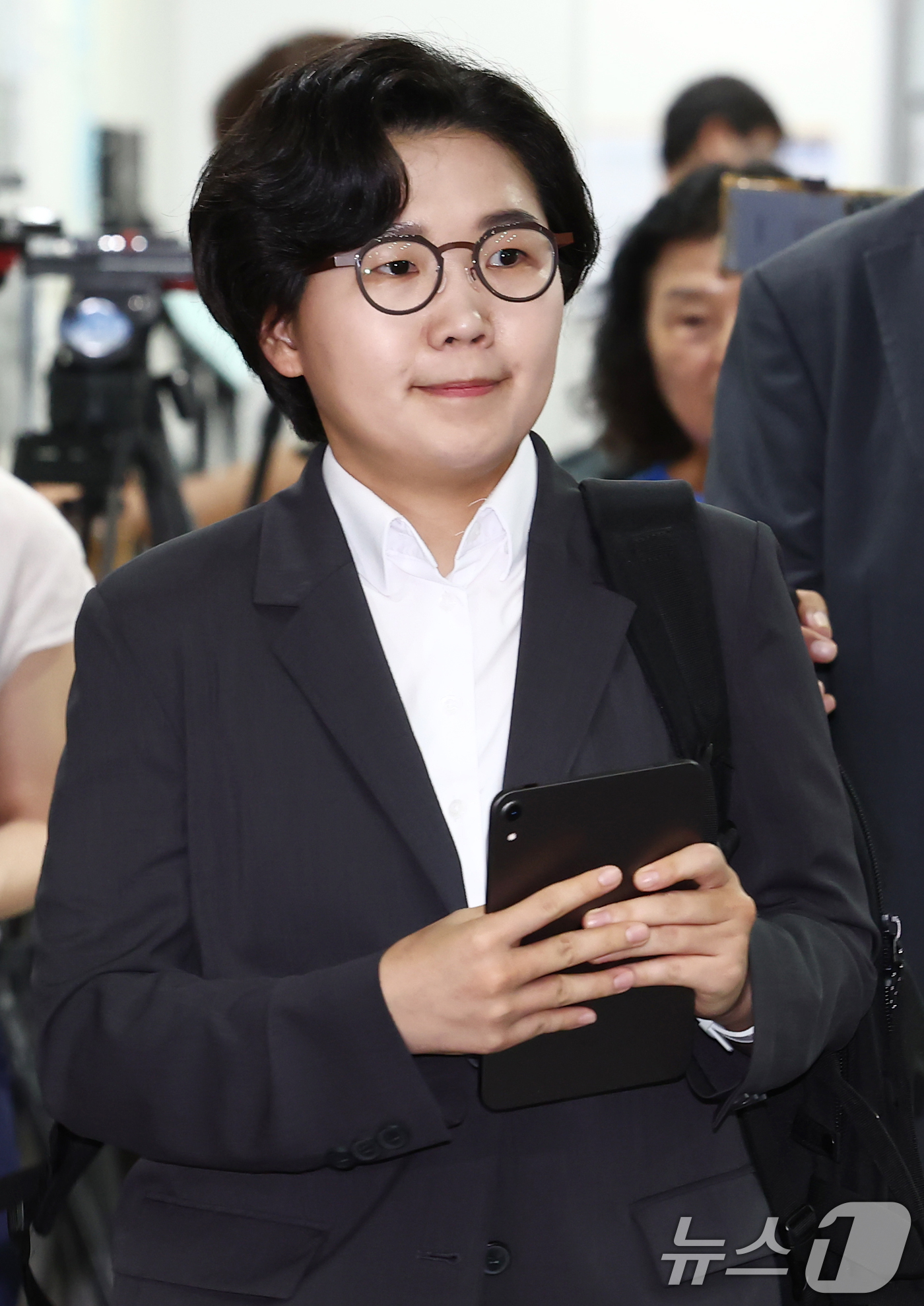 (서울=뉴스1) 김민지 기자 = 더불어민주당 당대표 선거에 출마한 김보미 전 강진군 의원이 14일 오후 서울 여의도 국회 소통관에서 당대표 선호투표제 관련 기자회견을 하기 위해 기 …