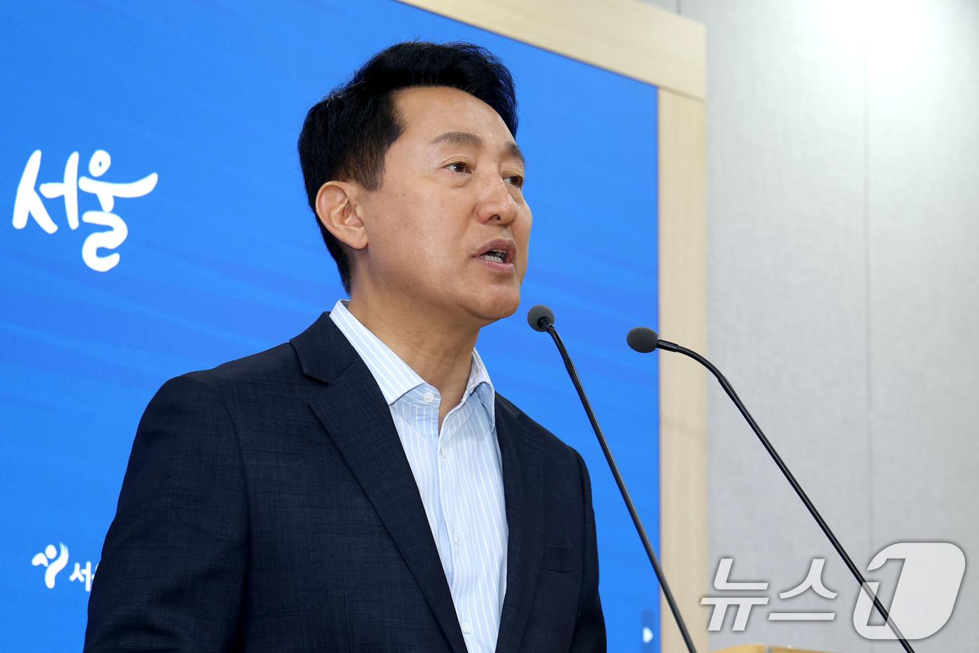 (서울=뉴스1) 이광호 기자 = 오세훈 서울시장이 14일 오후 서울시청에서 정부에 제출한 서울 부동산시장 정상화를 위한 3개 분야 8대 정책과제에 대한 브리핑을 하고 있다. 202 …