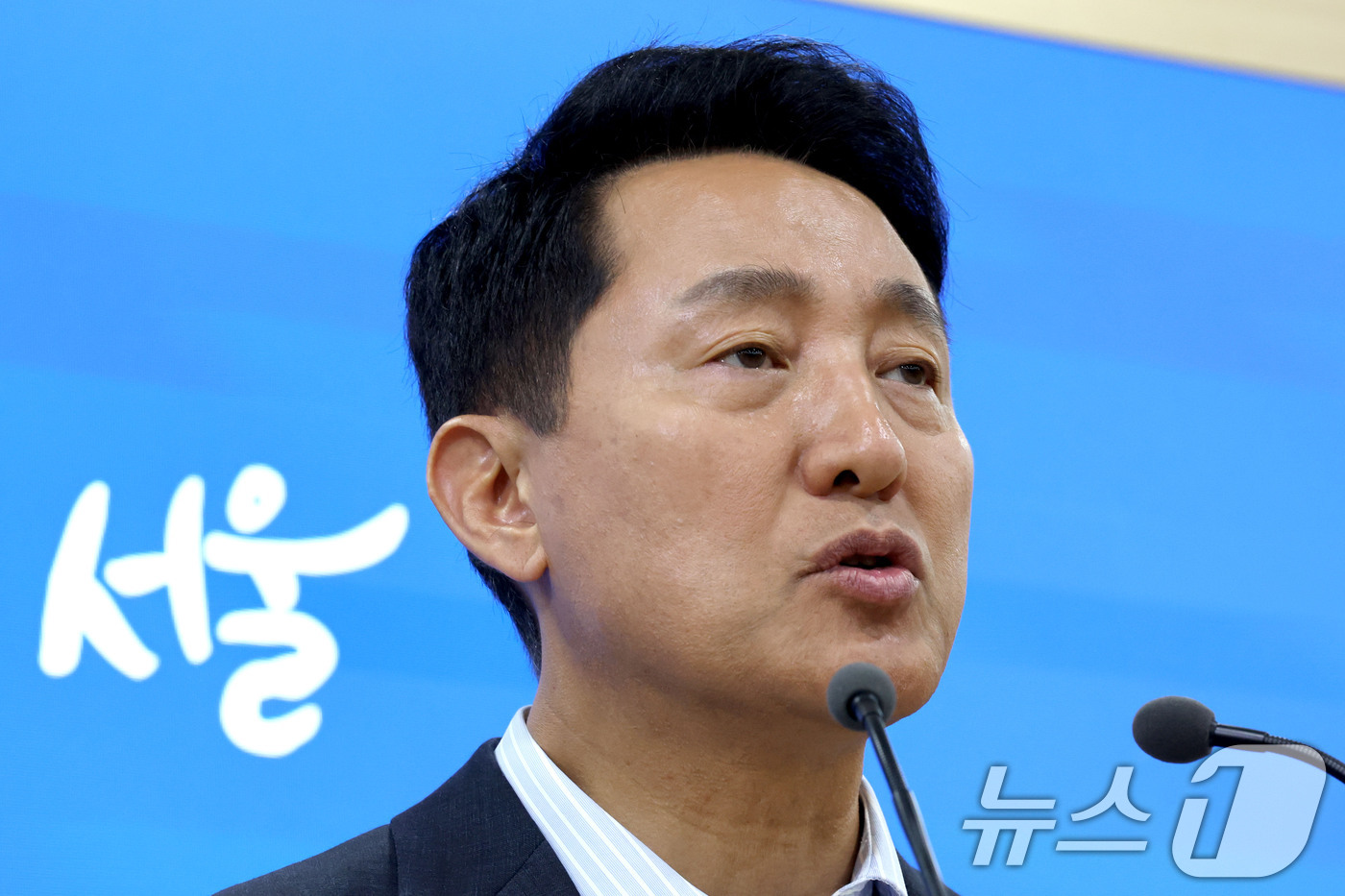 (서울=뉴스1) 이광호 기자 = 오세훈 서울시장이 14일 오후 서울시청에서 정부에 제출한 서울 부동산시장 정상화를 위한 3개 분야 8대 정책과제에 대한 브리핑을 하고 있다. 202 …