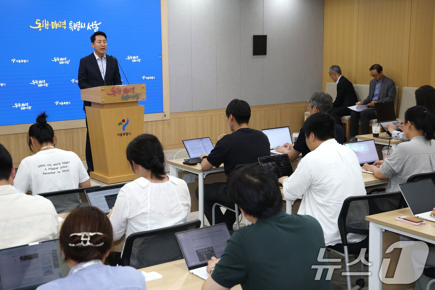 본문 이미지 - 오세훈 서울시장이 14일 오후 서울시청에서 정부에 제출한 서울 부동산시장 정상화를 위한 3개 분야 8대 정책과제에 대한 브리핑을 하고 있다. 2026.7.14 ⓒ 뉴스1 이광호 기자