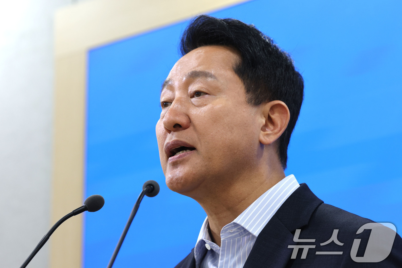 (서울=뉴스1) 이광호 기자 = 오세훈 서울시장이 14일 오후 서울시청에서 정부에 제출한 서울 부동산시장 정상화를 위한 3개 분야 8대 정책과제에 대한 브리핑을 하고 있다. 202 …