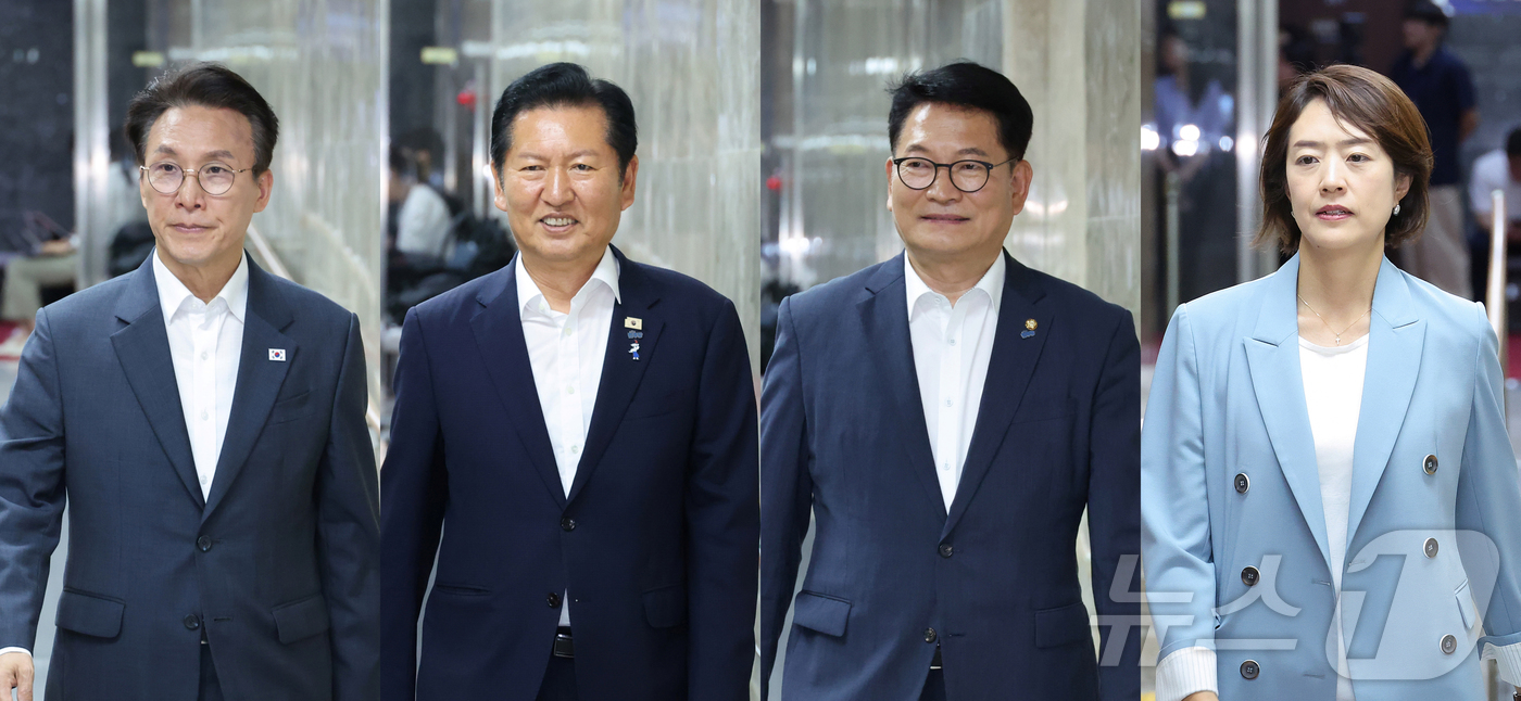 (서울=뉴스1) 신웅수 기자 = 더불어민주당 당권주자인 김민석(왼쪽부터), 정청래, 송영길, 고민정 당대표 후보가 14일 서울 여의도 국회에서 열린 의원총회에 참석하고 있다. 20 …