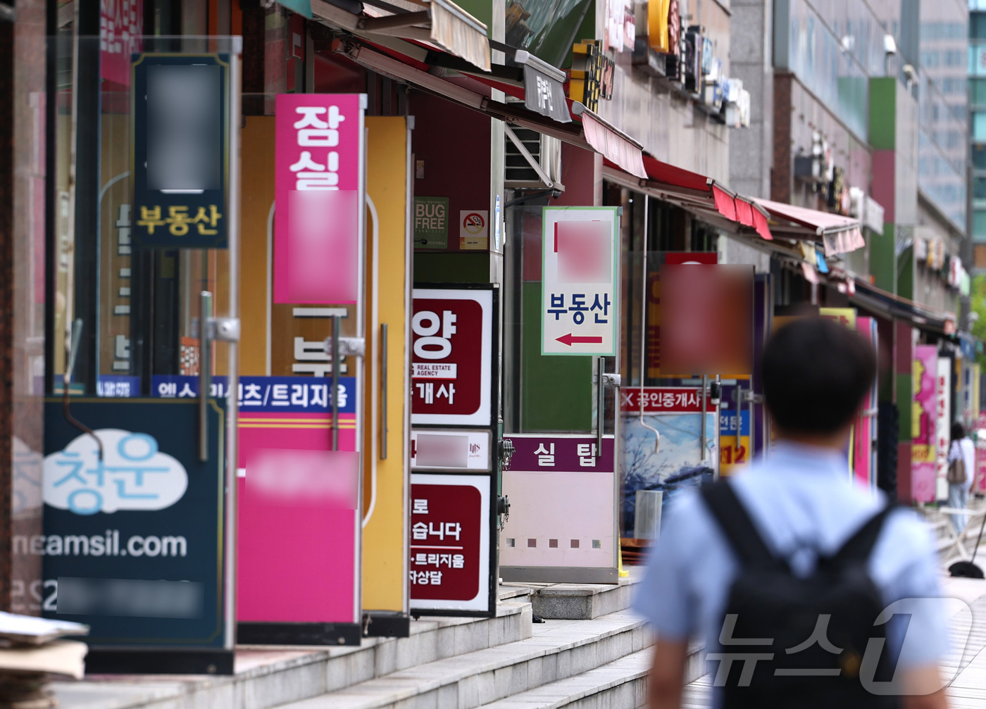 (서울=뉴스1) 구윤성 기자 = 정부의 부동산 정책 공개토론회 첫날인 14일 서울의 공인중개사.정부는 이날 국토교통부를 시작으로 금융위원회, 재정경제부 순으로 사흘 동안 부동산 정 …