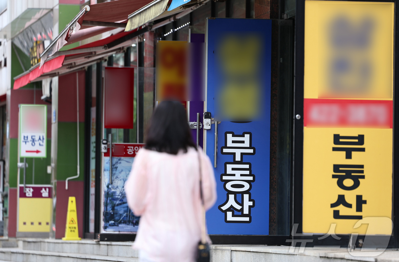 (서울=뉴스1) 구윤성 기자 = 정부의 부동산 정책 공개토론회 첫날인 14일 서울의 공인중개사.정부는 이날 국토교통부를 시작으로 금융위원회, 재정경제부 순으로 사흘 동안 부동산 정 …