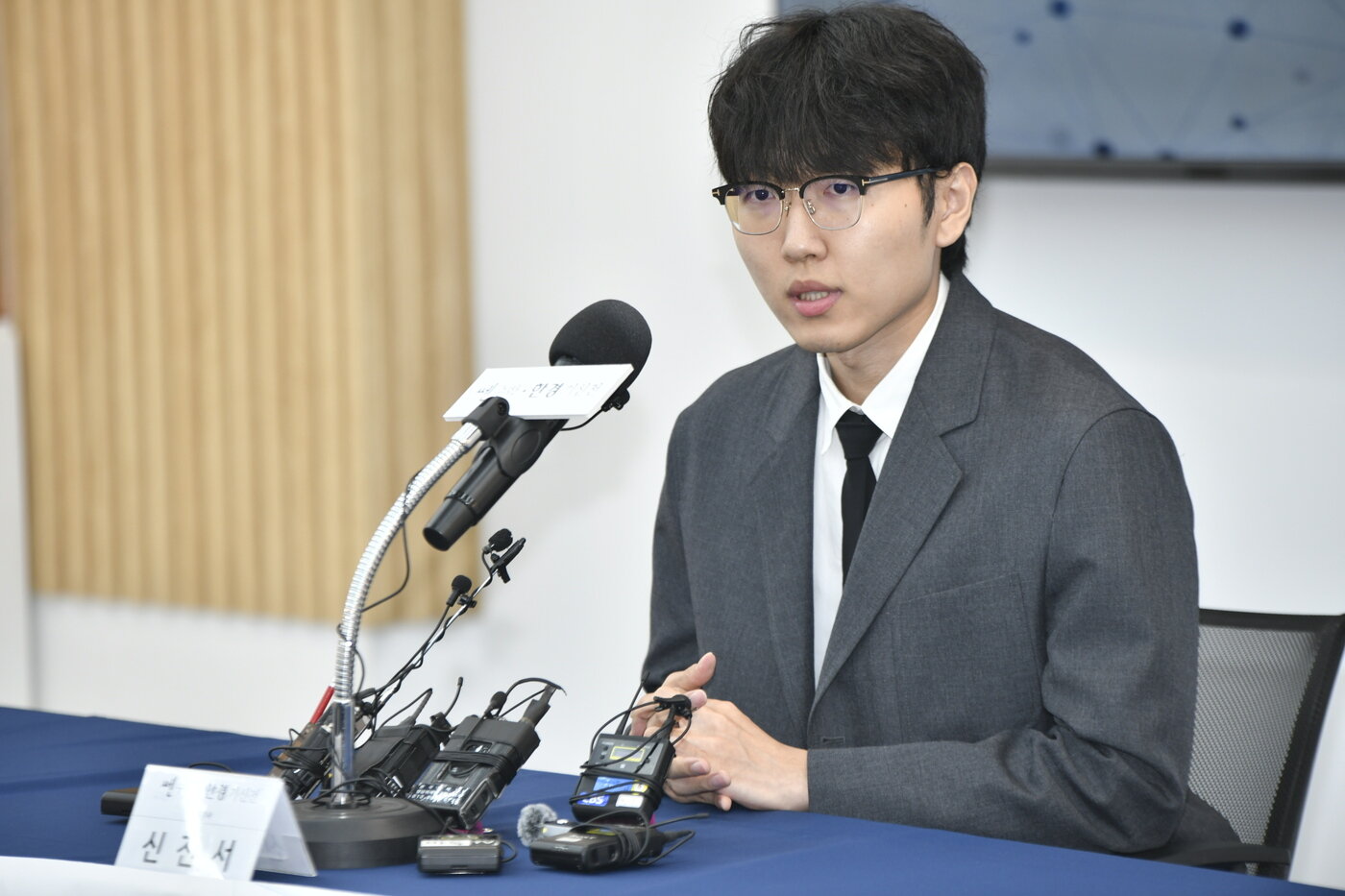 본문 이미지 - 신진서 9단은 14일 서울 성동구의 한국기원에서 진행된 '쎈수학·한경기신전' 미디어 데이에서 취재진 질문에 답하고 있다. (한국기원 제공)