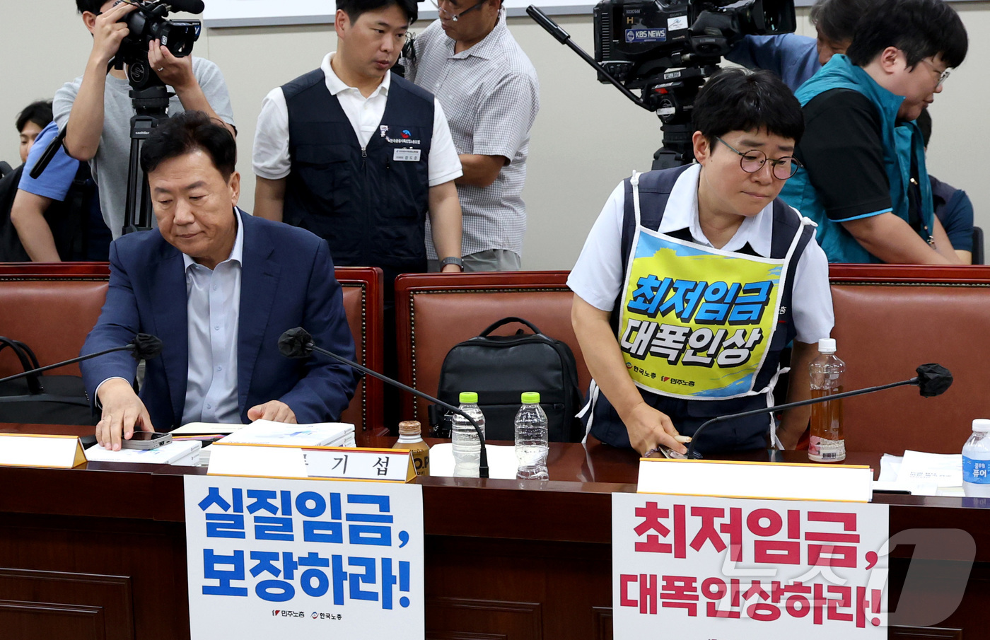 (세종=뉴스1) 김기남 기자 = 최저임금위원회 사용자위원과 근로자위원들이 14일 세종시 정부세종청사 최저임금위원회에서 열린 2027년도 최저임금위원회 14차 전원회의에 참석하고 있 …
