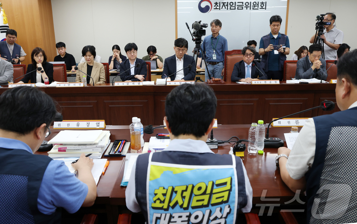 (세종=뉴스1) 김기남 기자 = 권순원 최저임금위원회 위원장 및 공익위원들이 14일 세종시 정부세종청사 최저임금위원회에서 열린 2027년도 최저임금위원회 14차 전원회의에서 발언을 …