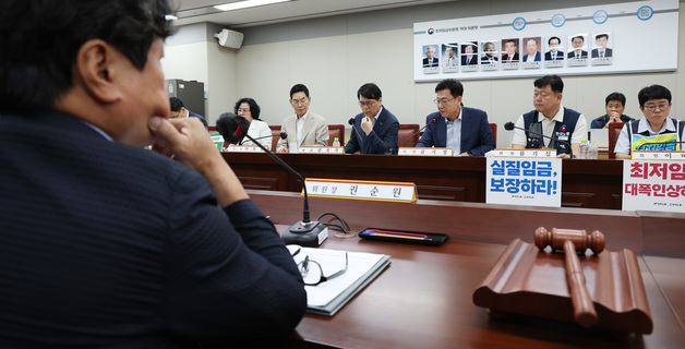2027년 최저임금 막판 협상시작, 고심하며 의견 듣는 권순원 위원장