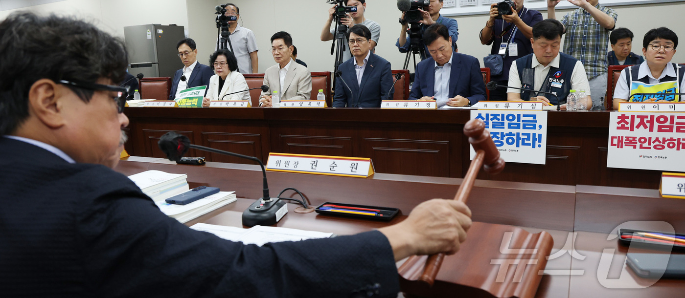 (세종=뉴스1) 김기남 기자 = 권순원 최저임금위원회 위원장 및 공익위원들이 14일 세종시 정부세종청사 최저임금위원회에서 열린 2027년도 최저임금위원회 14차 전원회의를 시작하며 …