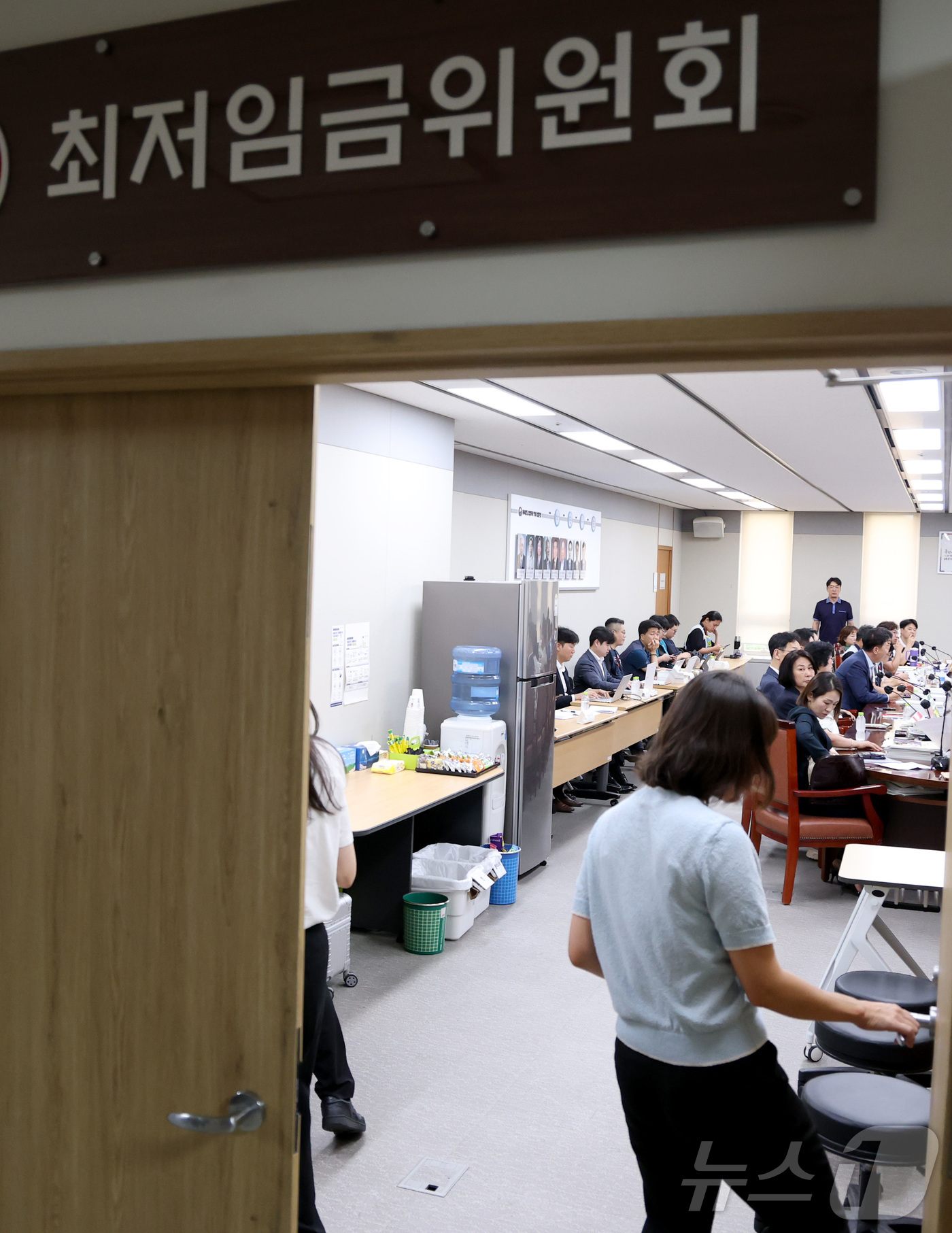(세종=뉴스1) 김기남 기자 = 14일 세종시 정부세종청사 최저임금위원회에서 열린 2027년도 최저임금위원회 14차 전원회의가 시작되며 회의장 문이 닫히고 있다. 2026.7.14 …