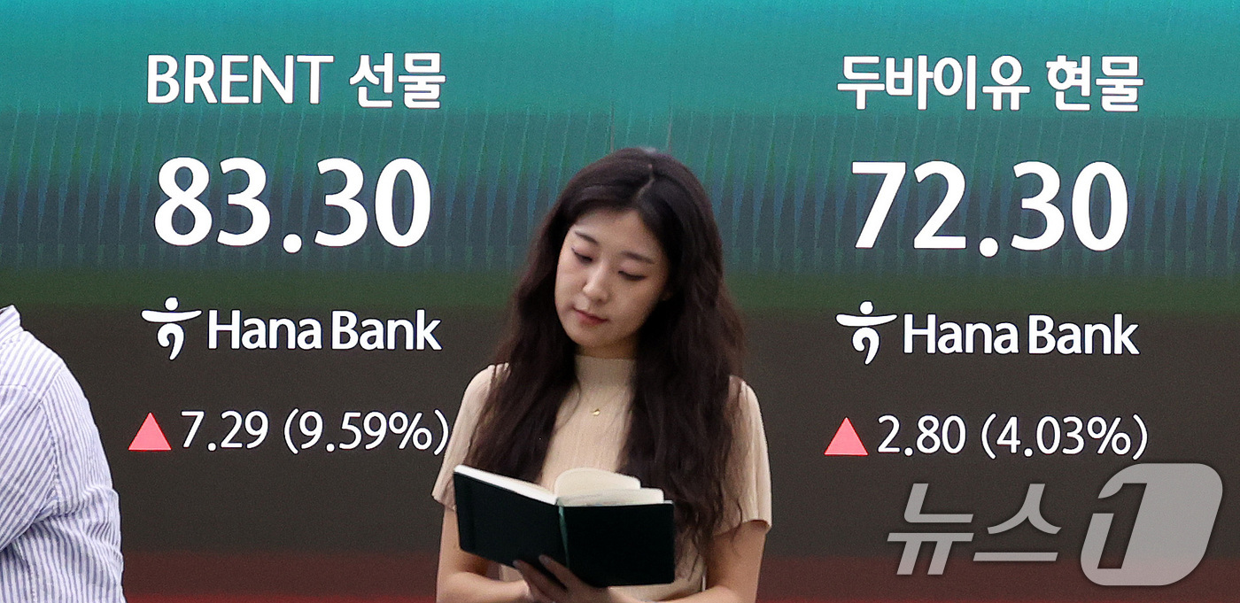 (서울=뉴스1) 박지혜 기자 = 14일 서울 중구 하나은행 본점 딜링룸 전광판에 브렌트유 선물 가격이 나타나고 있다.한국석유공사에 따르면 전날 브렌트유 선물가격은 전일 대비 배럴당 …