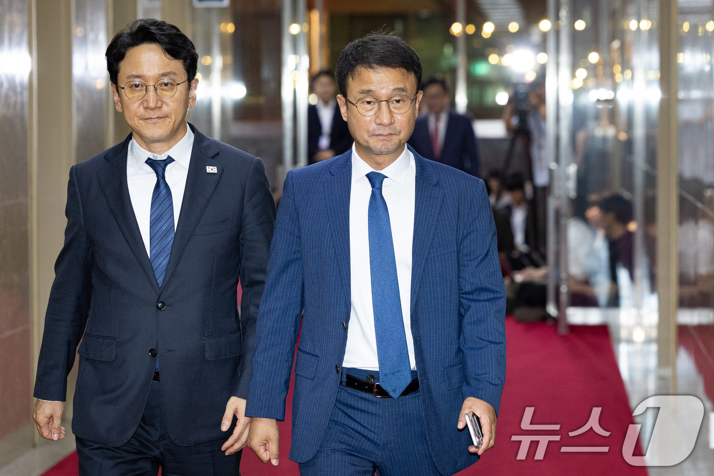 (서울=뉴스1) 유승관 기자 = 더불어민주당 한병도 대표 직무대행 겸 원내대표와 천준호 원내운영수석부대표가 14일 서울 여의도 국회에서 의장주재 여야 원내대표 회동을 위해 의장실로 …