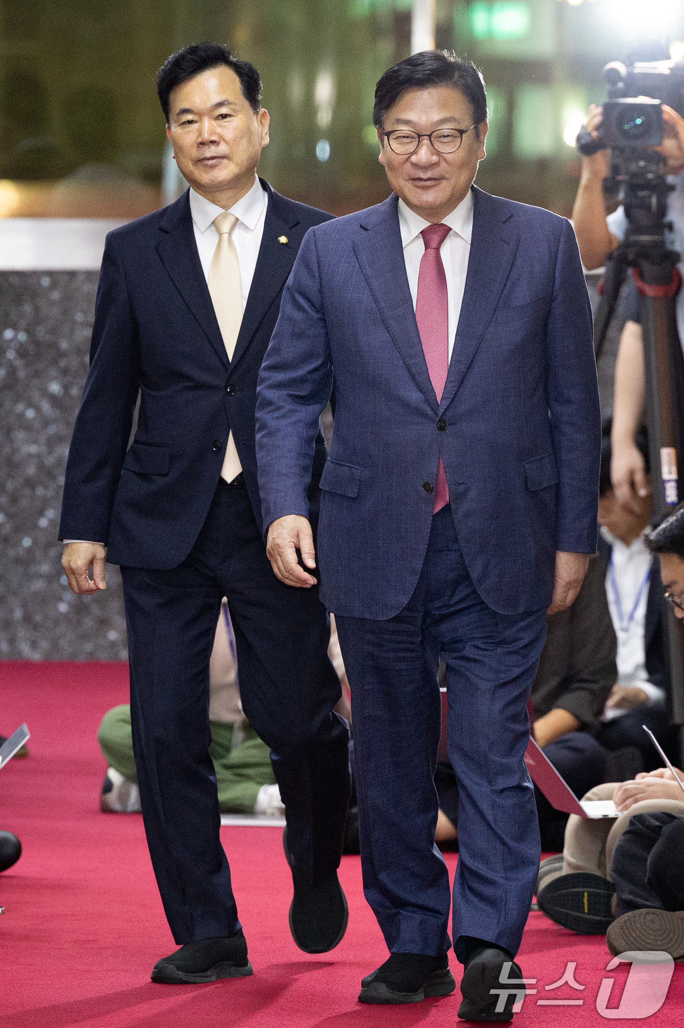 (서울=뉴스1) 유승관 기자 = 국민의힘 정점식 원내대표와 김승수 원내운영수석부대표가 14일 서울 여의도 국회에서 의장주재 여야 원내대표 회동을 위해 의장실로 향하고 있다. 202 …