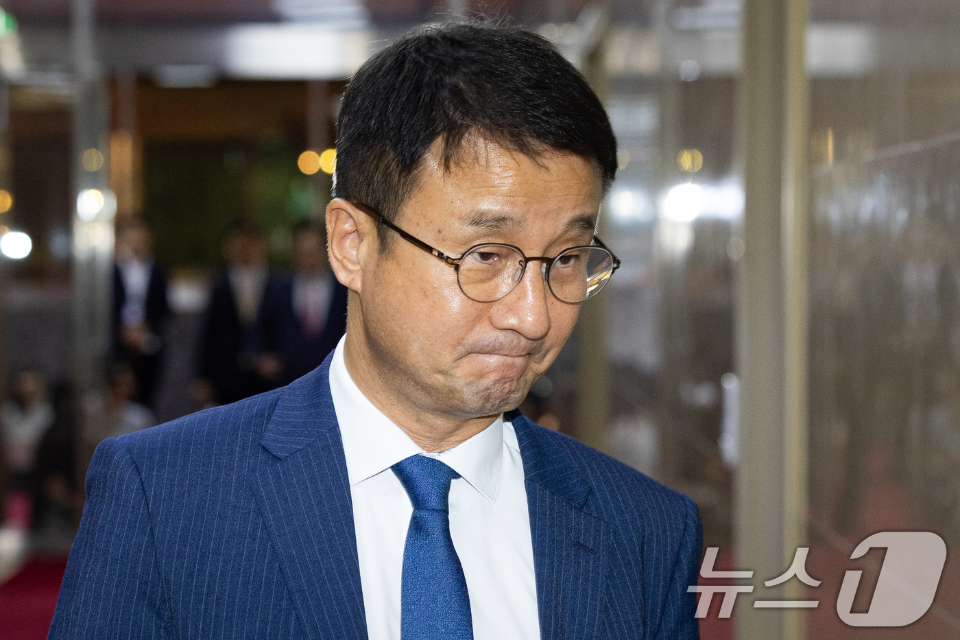 (서울=뉴스1) 유승관 기자 = 더불어민주당 한병도 대표 직무대행 겸 원내대표가 14일 서울 여의도 국회에서 의장주재 여야 원내대표 회동을 위해 의장실로 향하고 있다. 2026.7 …