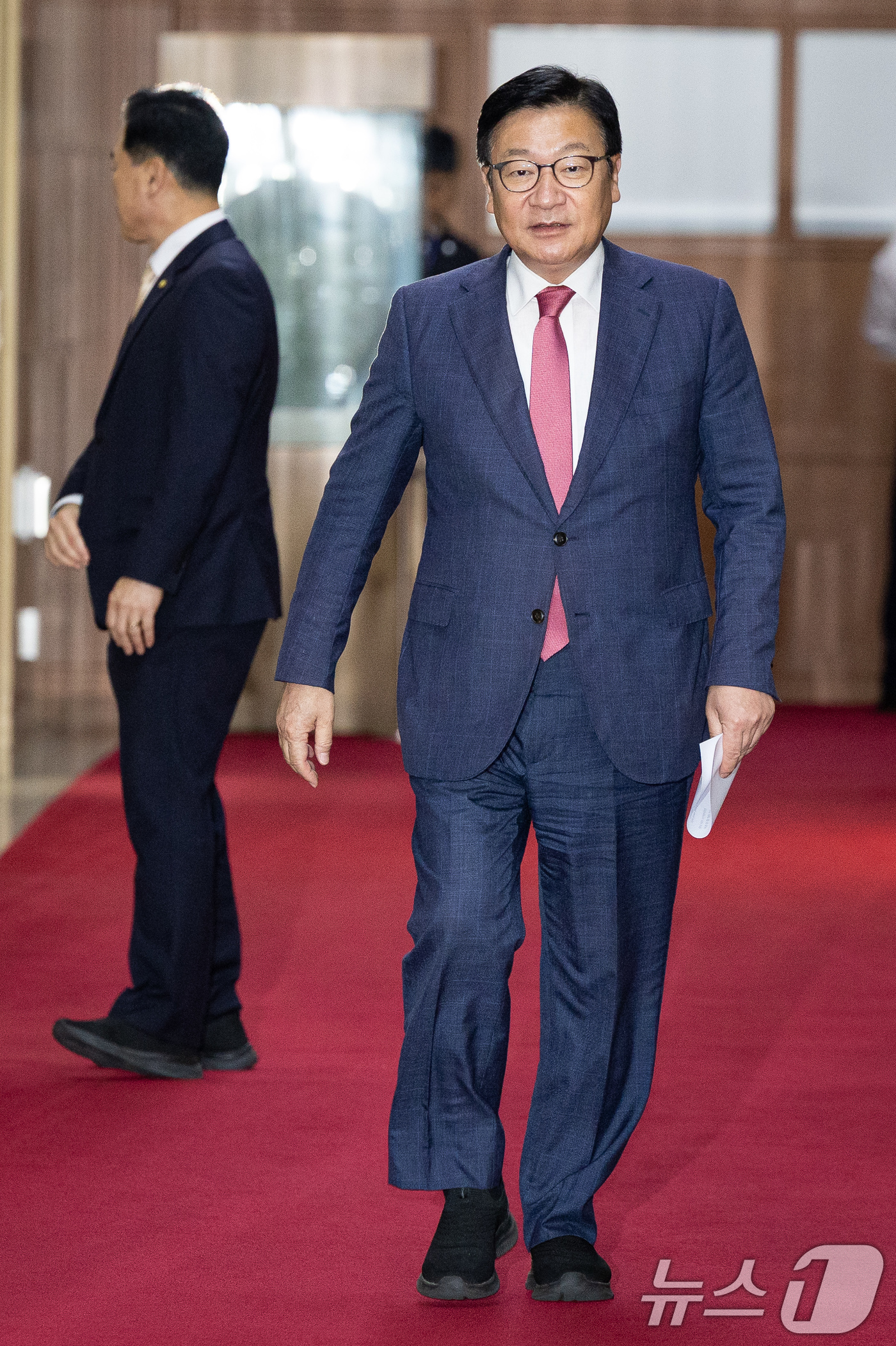 (서울=뉴스1) 유승관 기자 = 정점식 국민의힘 원내대표와 김승수 원내운영수석부대표가 14일 서울 여의도 국회에서 의장주재 여야 원내대표 회동을 마친 후 의장실을 나서고 있다. 2 …
