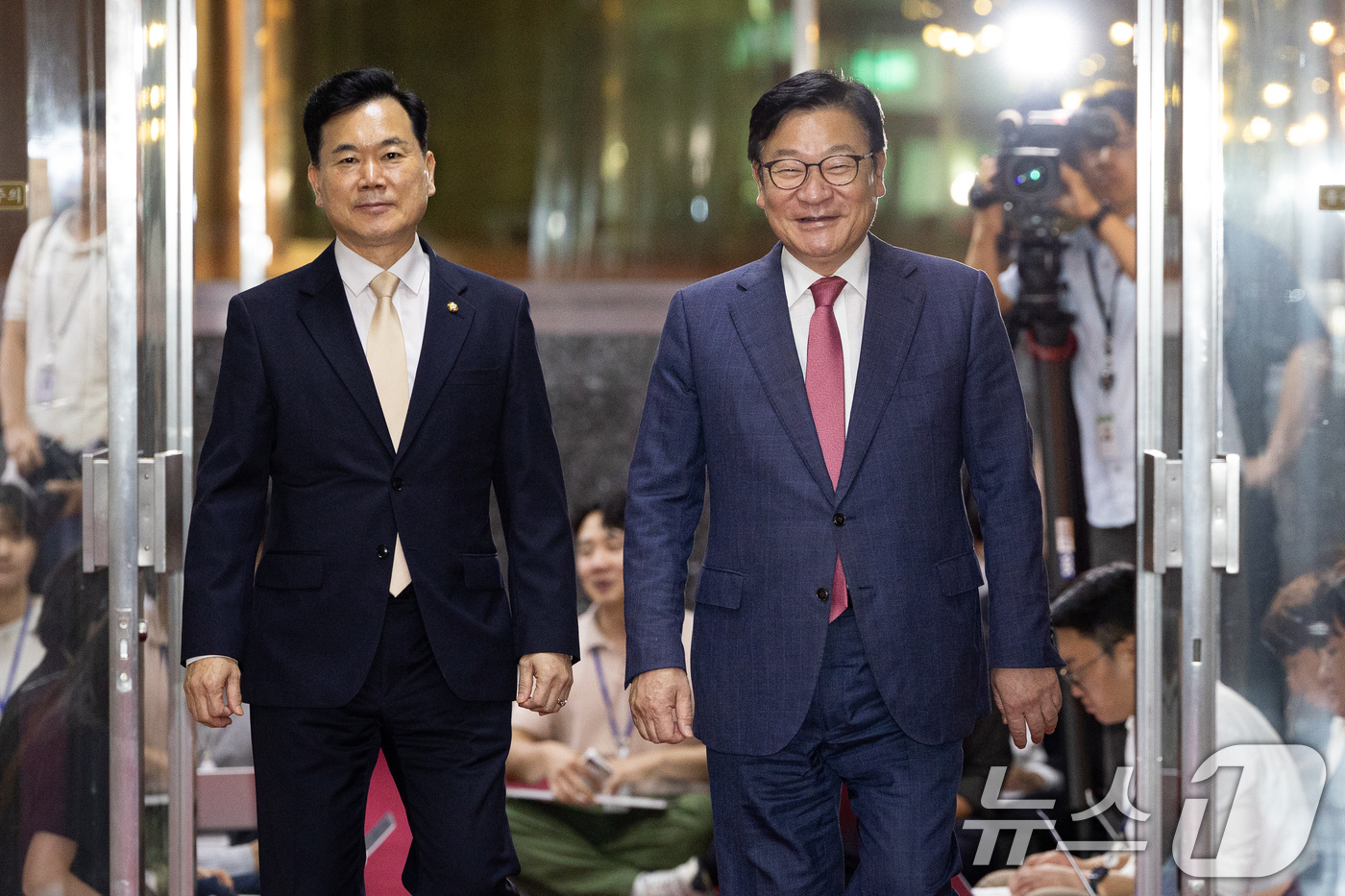 (서울=뉴스1) 유승관 기자 = 국민의힘 정점식 원내대표와 김승수 원내운영수석부대표가 14일 서울 여의도 국회에서 의장주재 여야 원내대표 회동을 위해 의장실로 향하고 있다. 202 …