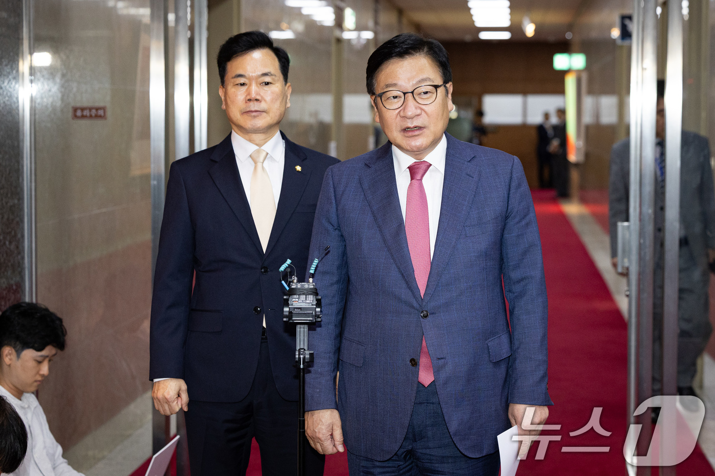 (서울=뉴스1) 유승관 기자 = 정점식 국민의힘 원내대표와 김승수 원내운영수석부대표가 14일 서울 여의도 국회에서 의장주재 여야 원내대표 회동을 마친 후 회동 결과를 브리핑하고 있 …