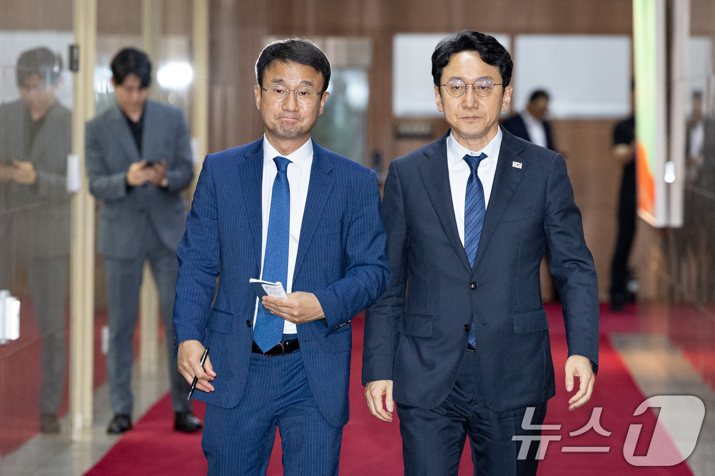 (서울=뉴스1) 유승관 기자 = 더불어민주당 한병도 대표 직무대행 겸 원내대표와 천준호 원내운영수석부대표가 14일 서울 여의도 국회에서 의장주재 여야 원내대표 회동을 마친 후 의장 …