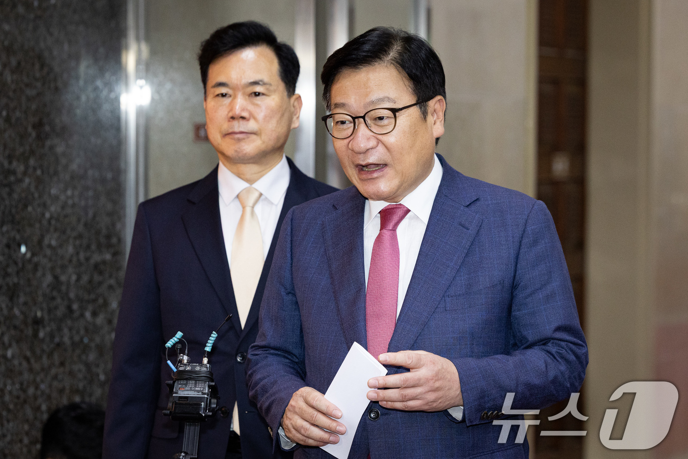 (서울=뉴스1) 유승관 기자 = 정점식 국민의힘 원내대표와 김승수 원내운영수석부대표가 14일 서울 여의도 국회에서 의장주재 여야 원내대표 회동을 마친 후 회동 결과를 브리핑하고 있 …