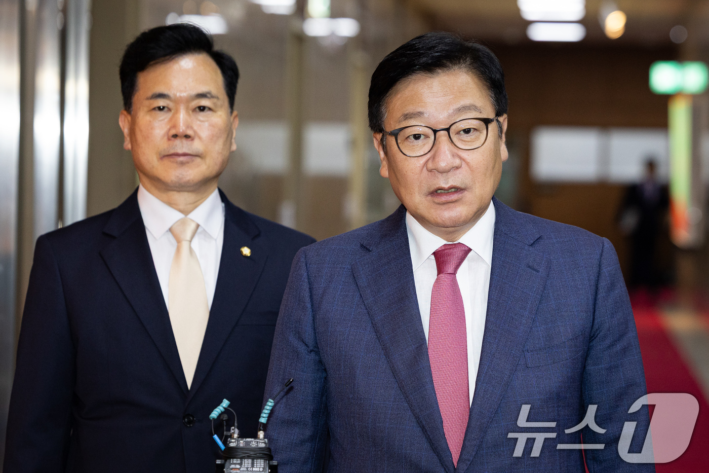 (서울=뉴스1) 유승관 기자 = 정점식 국민의힘 원내대표와 김승수 원내운영수석부대표가 14일 서울 여의도 국회에서 의장주재 여야 원내대표 회동을 마친 후 회동 결과를 브리핑하고 있 …
