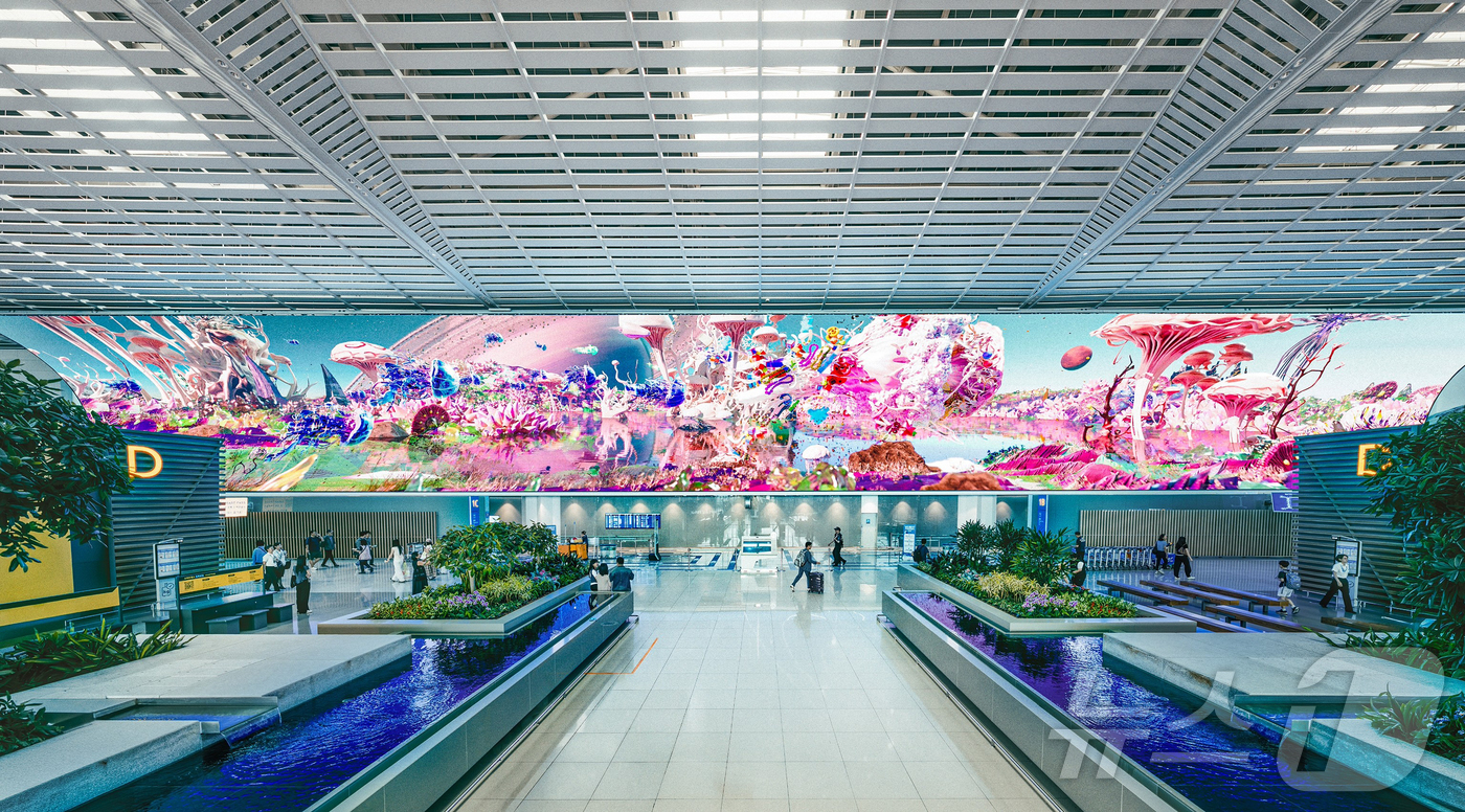 (서울=뉴스1) = 인천국제공항공사는 인천공항 1터미널과 2터미널에서 ‘공공미술 기획전시’를 개최한다고 14일 밝혔다. 사진은 한윤정 작가의 '도착한 그곳엔'.올해 5회째를 맞은 …