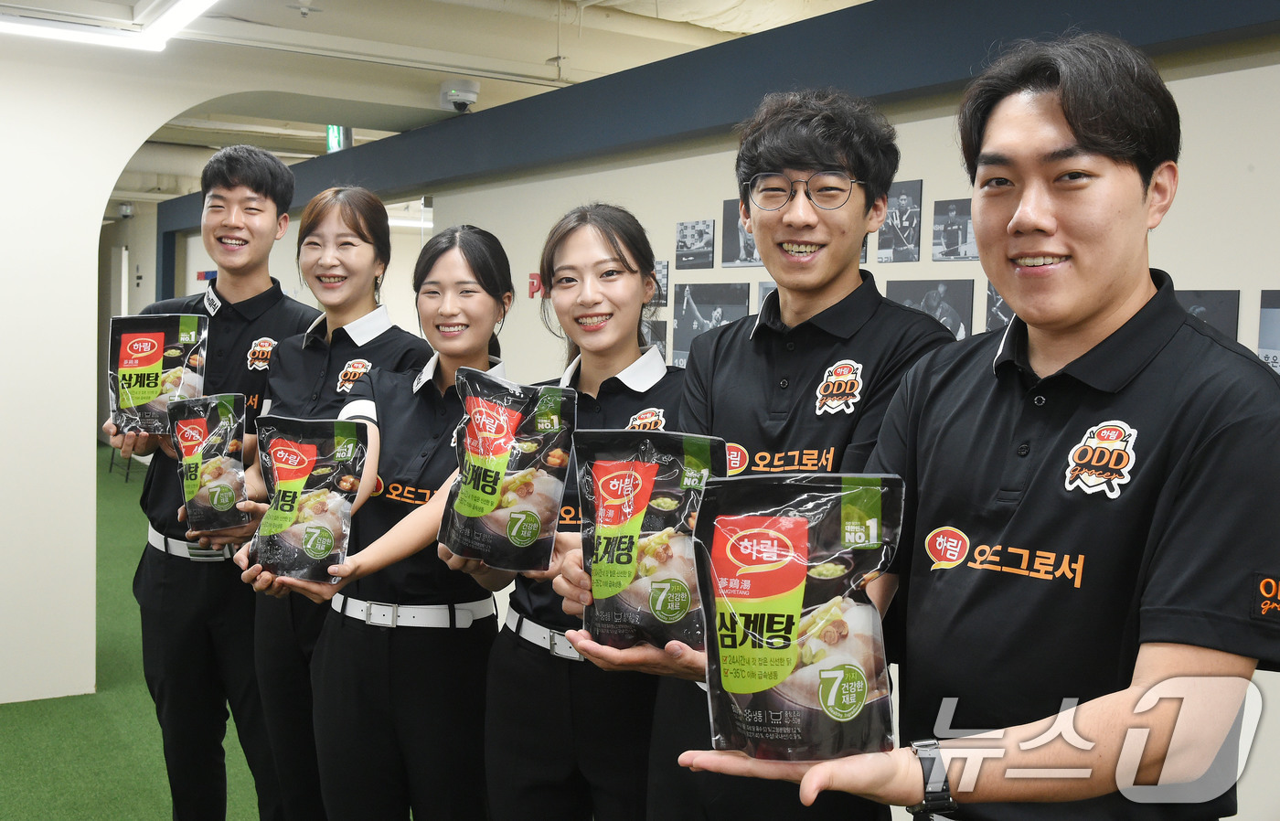(서울=뉴스1) = 14일 서울 강남구 PBA 라운지 '오픈 하우스'에 모인 '하림 오드그로서' 프로당구단 선수들이 하림 삼계탕을 들고 포즈를 취하고 있다.왼쪽부터 김영원, 김상아 …