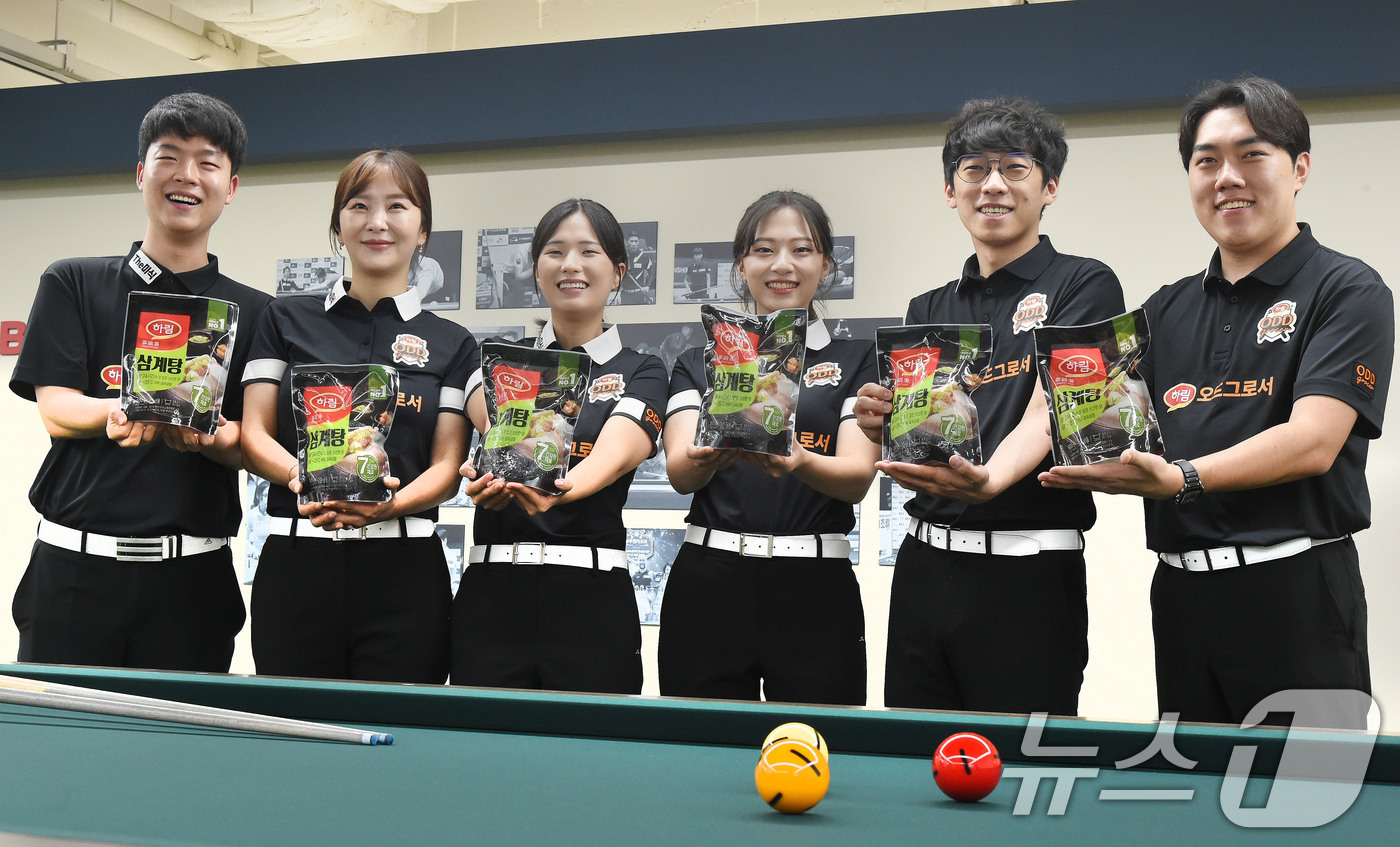 (서울=뉴스1) = 지난 14일 서울 강남구 PBA 라운지 '오픈 하우스'에서 '하림 오드그로서' 프로당구단 선수들이 삼계탕을 들고 포즈를 취하고 있다.왼쪽부터 김영원, 김상아, …