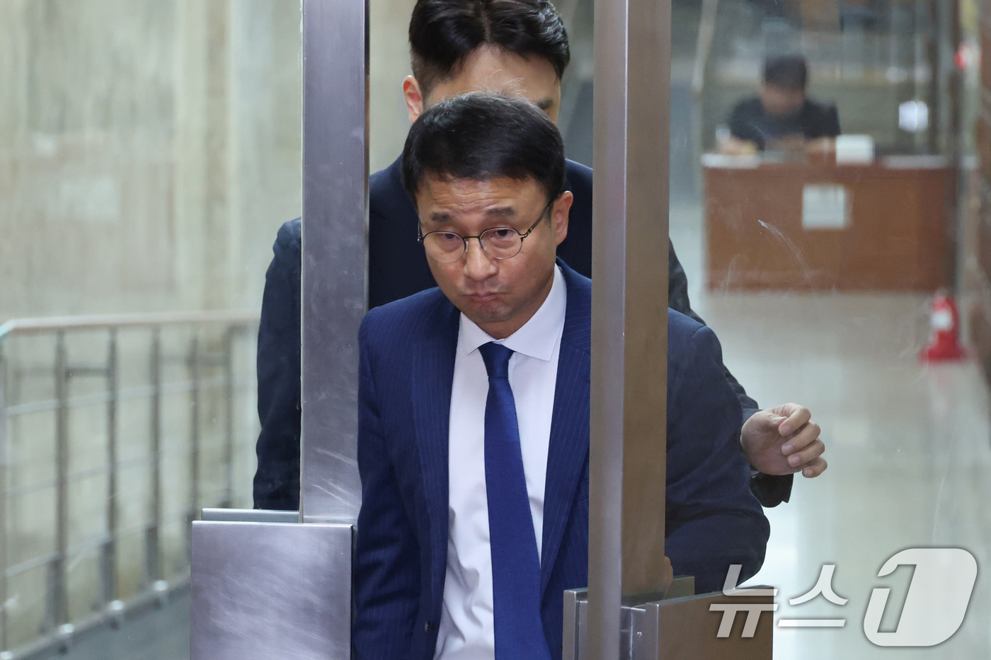 (서울=뉴스1) 신웅수 기자 = 한병도 더불어민주당 당대표 직무대행 겸 원내대표가 14일 서울 여의도 국회에서 열린 의원총회를 마친 후 회의장을 나서고 있다. 2026.7.14/뉴 …