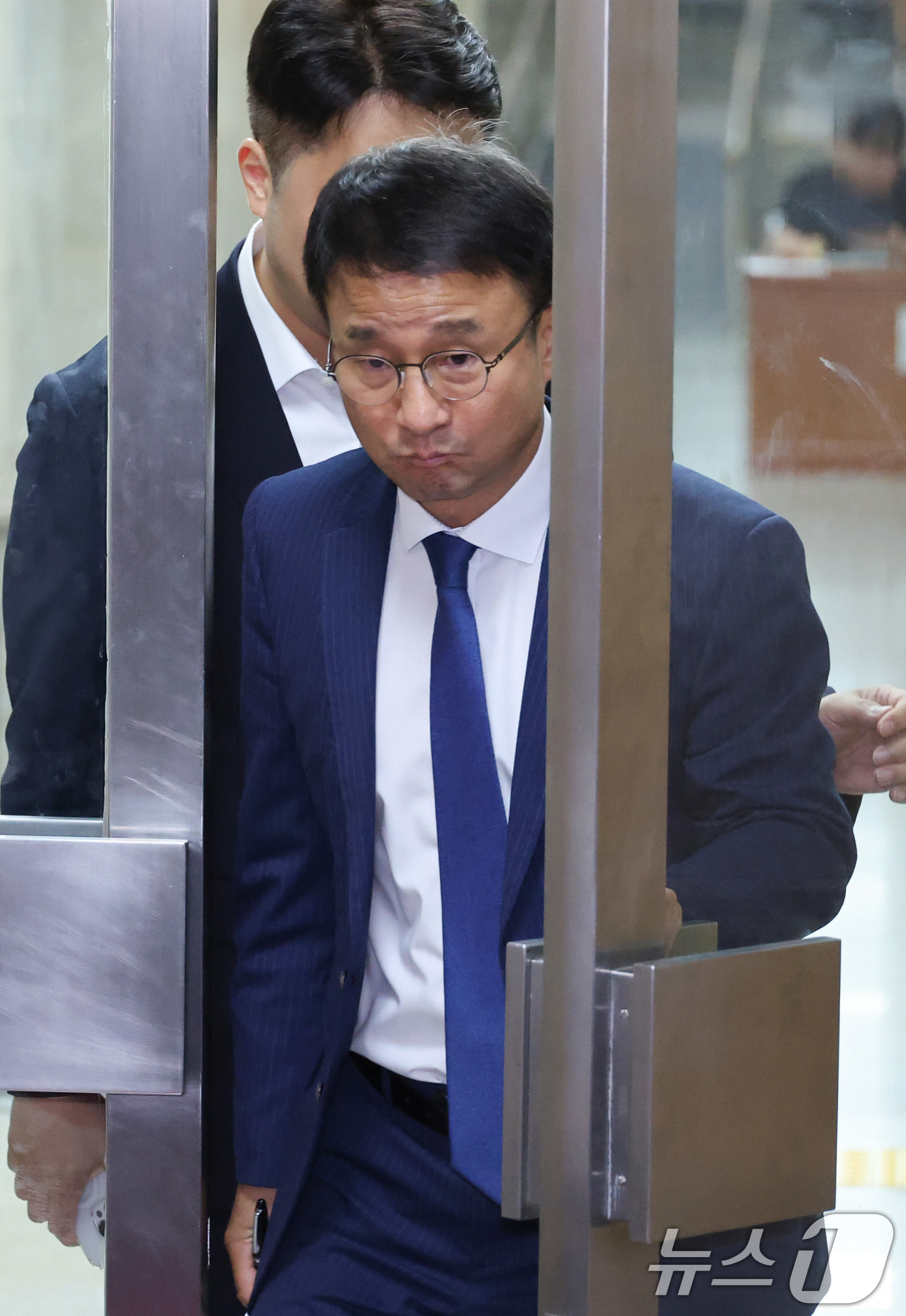 (서울=뉴스1) 신웅수 기자 = 한병도 더불어민주당 당대표 직무대행 겸 원내대표가 14일 서울 여의도 국회에서 열린 의원총회를 마친 후 회의장을 나서고 있다. 2026.7.14/뉴 …