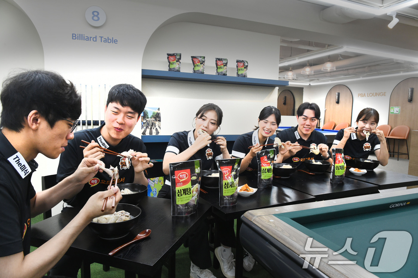 (서울=뉴스1) = 14일 서울 강남구 PBA 라운지 '오픈 하우스'에서 PBA 준우승 경기를 마친 '하림 오드그로서' 선수들이 삼계탕을 먹으며 향후 경기에 대한 다짐을 나누고 있 …