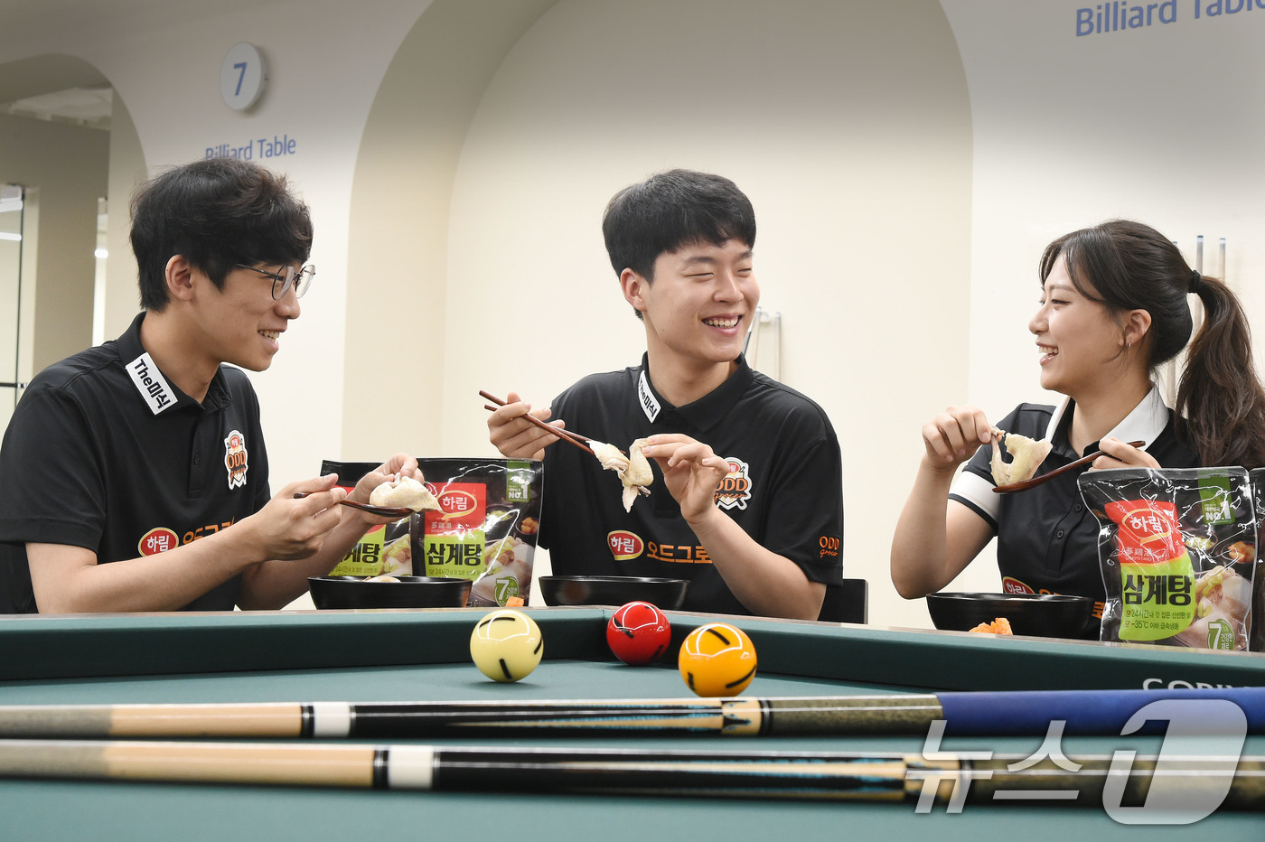 (서울=뉴스1) = 14일 서울 강남구 PBA 라운지 '오픈 하우스'에서 '하림 오드그로서' 선수들이 삼계탕을 먹으며 초복 맞이 복달임을 하고 있다.왼쪽부터 임완섭, 김영원, 정보 …