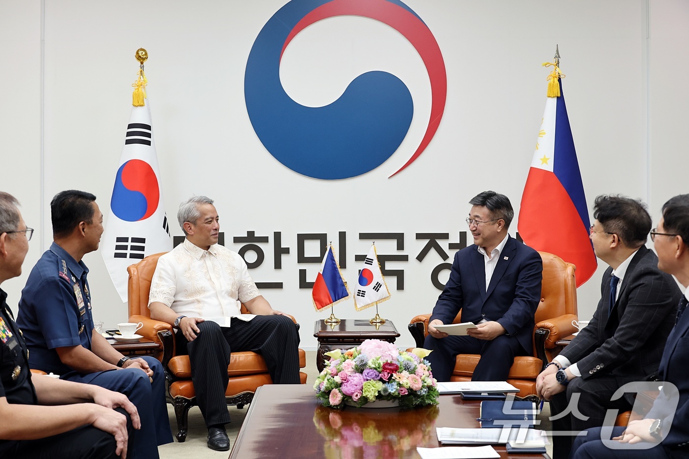 (서울=뉴스1) = 윤호중 행정안전부 장관이 14일 오후 서울 종로구 정부서울청사에서 후아니토 빅터 레물라 필리핀 내무지방자치부 장관과 지방자치제도 및 재난 경감 대응 협력 등에 …
