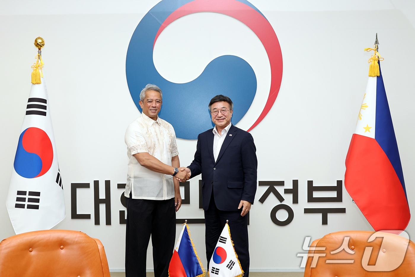 (서울=뉴스1) = 윤호중 행정안전부 장관이 14일 오후 서울 종로구 정부서울청사에서 후아니토 빅터 레물라 필리핀 내무지방자치부 장관과 악수하고 있다. (행정안전부 제공. 재판매 …
