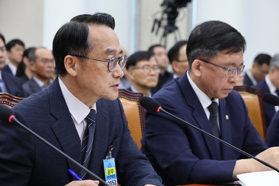 답변하는 허철훈 전 사무총장