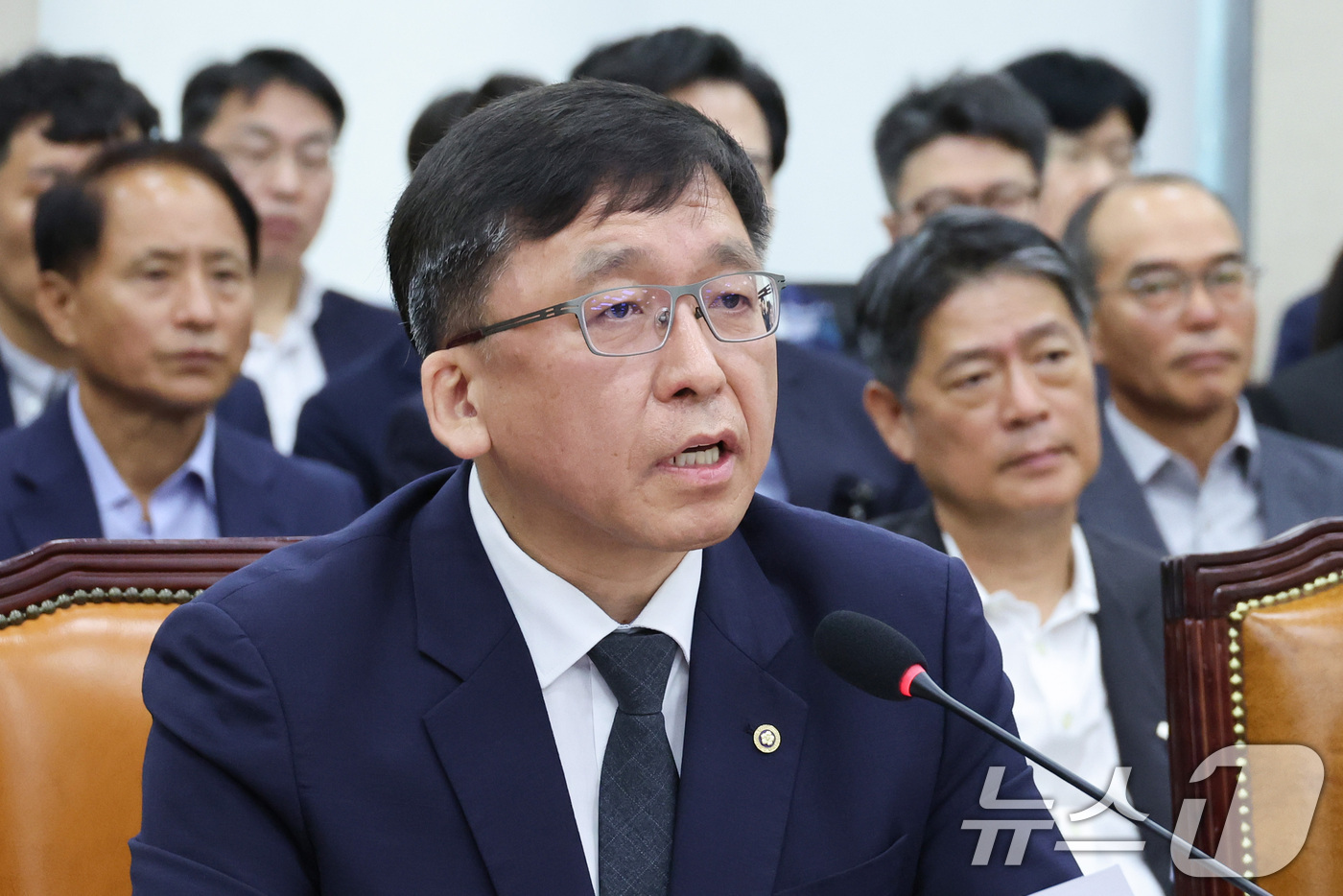 (서울=뉴스1) 신웅수 기자 = 강동완 중앙선거관리위원회 사무총장 직무대리가 14일 서울 여의도 국회에서 열린 제9회 전국동시 지방선거 투표용지 부족사태 등 국민참정권 침해 진상규 …