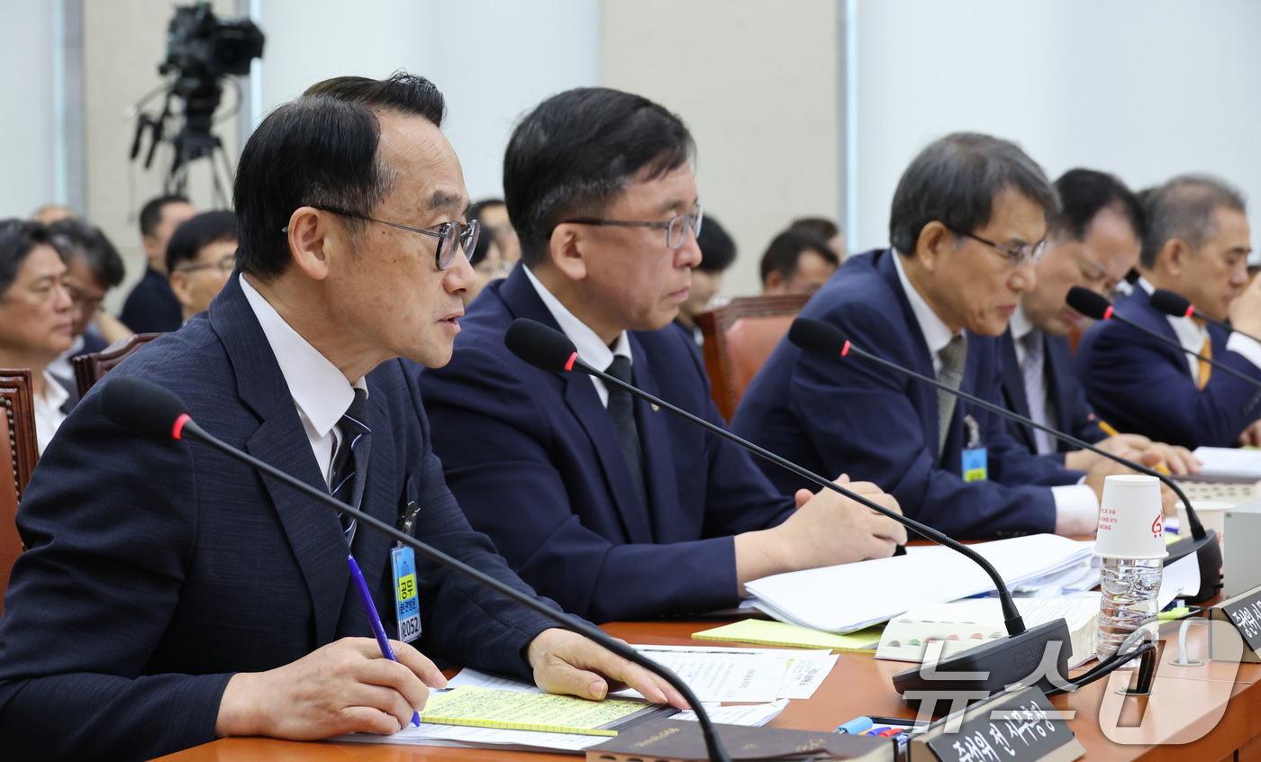 (서울=뉴스1) 신웅수 기자 = 허철훈 전 중앙선거관리위원회 사무총장이 14일 서울 여의도 국회에서 열린 제9회 전국동시 지방선거 투표용지 부족사태 등 국민참정권 침해 진상규명 및 …