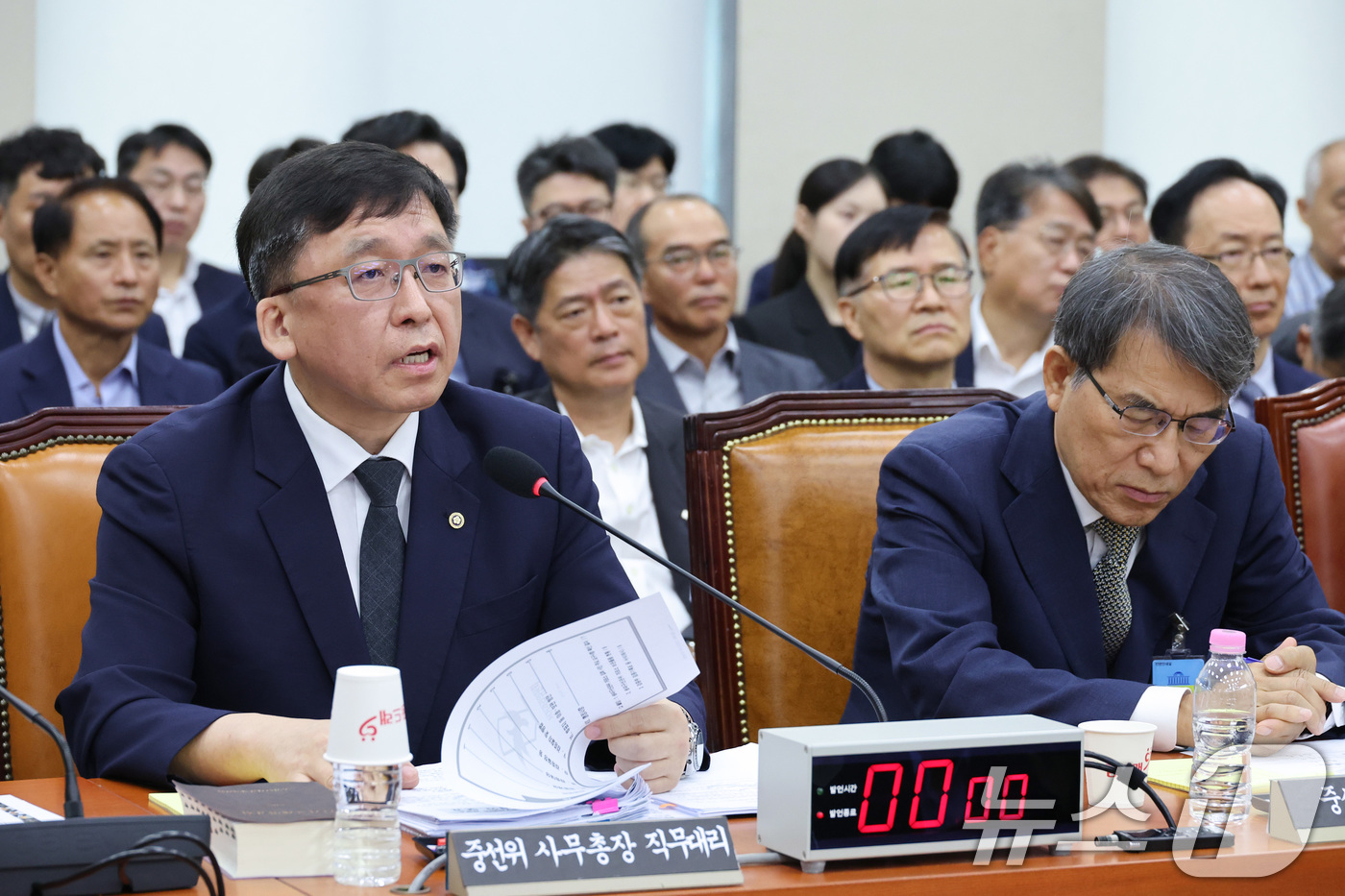 (서울=뉴스1) 신웅수 기자 = 강동완 중앙선거관리위원회 사무총장 직무대리가 14일 서울 여의도 국회에서 열린 제9회 전국동시 지방선거 투표용지 부족사태 등 국민참정권 침해 진상규 …