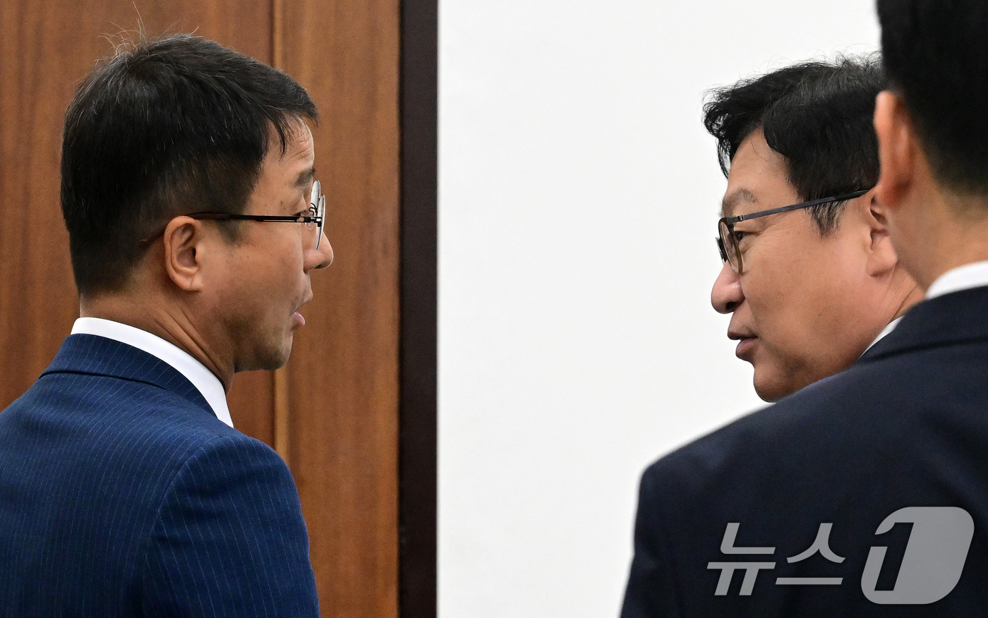 (서울=뉴스1) 유승관 기자 = 더불어민주당 한병도, 국민의힘 정점식 원내대표가 14일 서울 여의도 국회에서 열린 조정식 국회의장 주재 여야 원내대표 회동에 들어서며 대화하고 있다 …