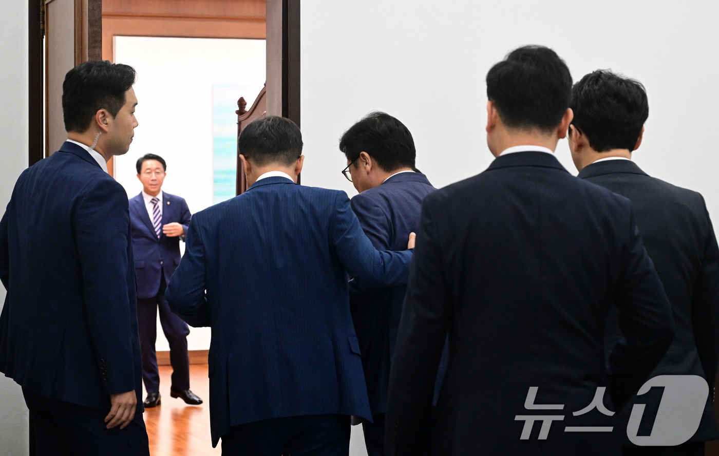 (서울=뉴스1) 유승관 기자 = 더불어민주당 한병도, 국민의힘 정점식 원내대표가 14일 서울 여의도 국회에서 열린 조정식 국회의장 주재 여야 원내대표 회동에 들어서며 대화하고 있다 …
