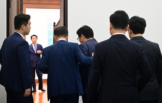 여야 원내대표 기다리는 국회의장