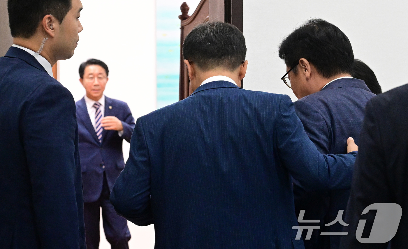 (서울=뉴스1) 유승관 기자 = 더불어민주당 한병도, 국민의힘 정점식 원내대표가 14일 서울 여의도 국회에서 열린 조정식 국회의장 주재 여야 원내대표 회동에 들어서며 대화하고 있다 …