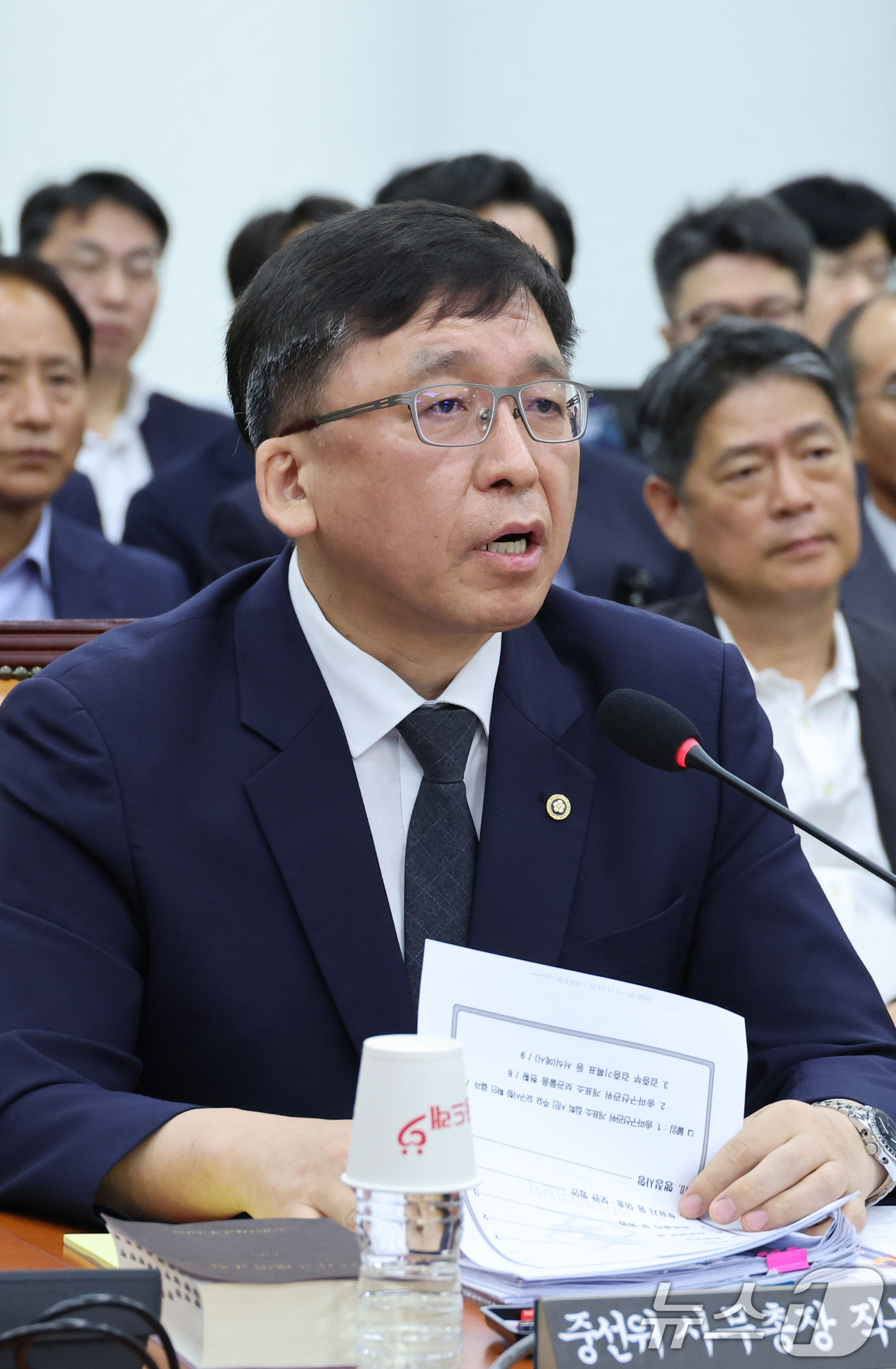 (서울=뉴스1) 신웅수 기자 = 강동완 중앙선거관리위원회 사무총장 직무대리가 14일 서울 여의도 국회에서 열린 제9회 전국동시 지방선거 투표용지 부족사태 등 국민참정권 침해 진상규 …