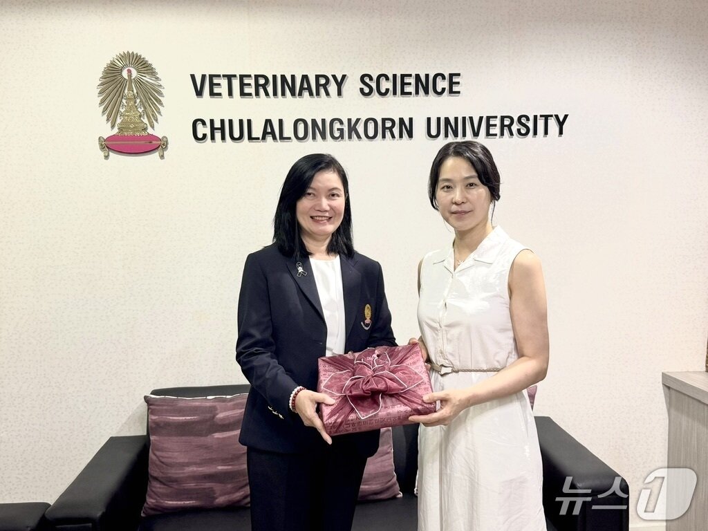 본문 이미지 - Prof. Dr. Kaywalee Chatdarong 학장과 이기쁨 한국고양이수의사회 부회장이 기념품을 교환하고 있다(수의사회 제공). ⓒ 뉴스1
