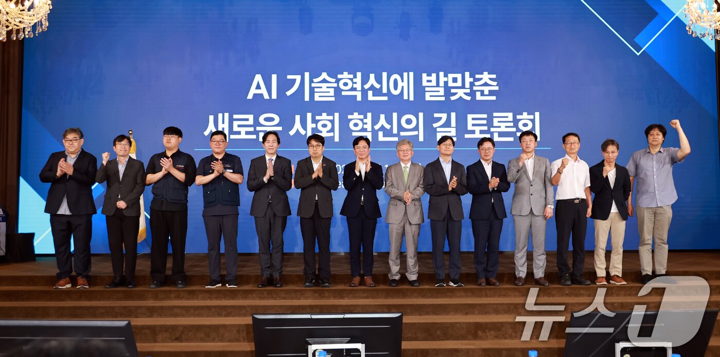 본문 이미지 - 14일 오후 서울 용산구 피스앤파크 컨벤션에서 열린 'AI 기술혁신에 발맞춘 새로운 사회 혁신의 길' 토론회에서 김영훈 고용노동부 장관 등 참석자들이 기념촬영을 하고 있다. (고용노동부 제공. 재판매 및 DB금지) 2026.7.14 ⓒ 뉴스1