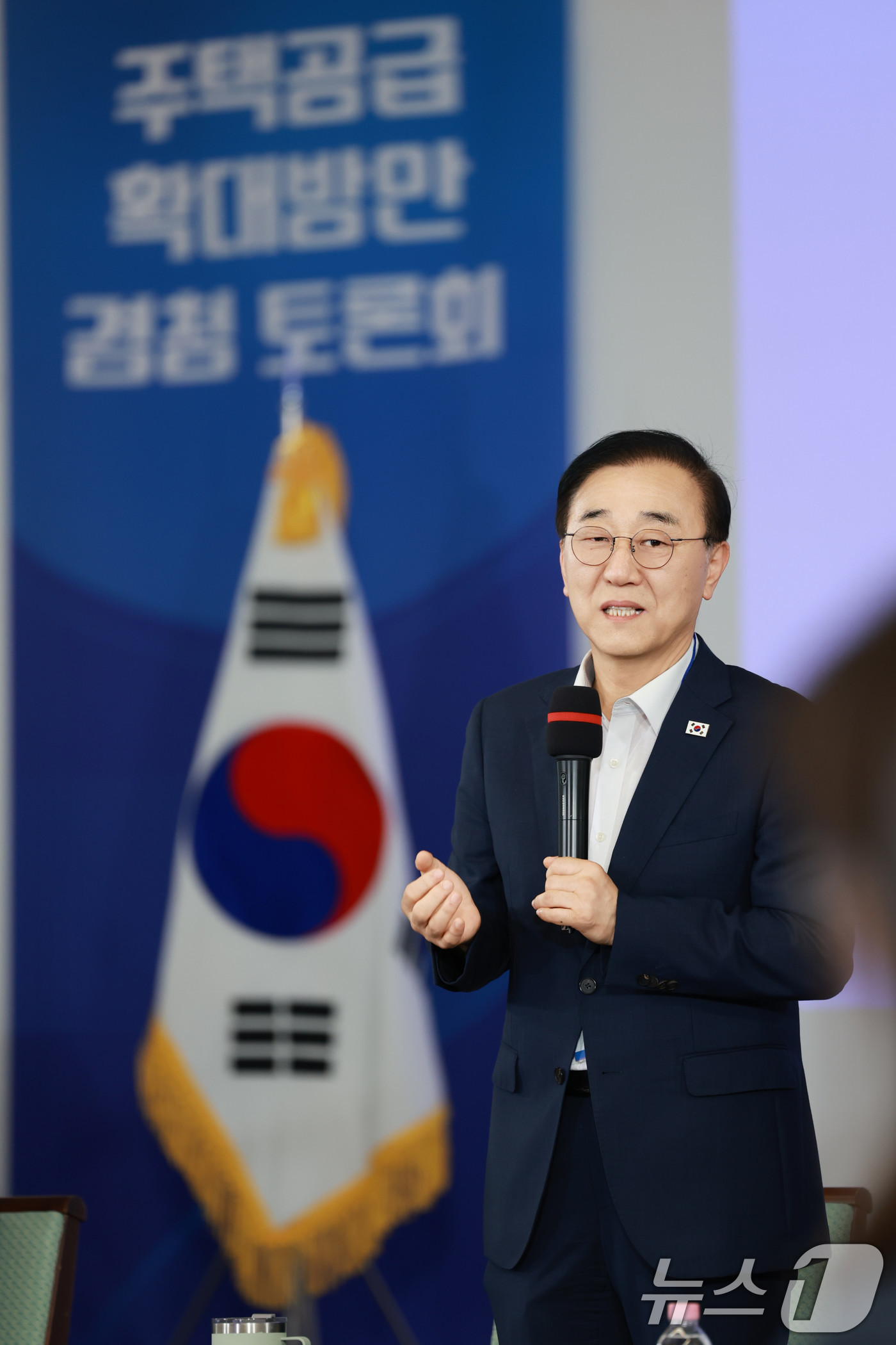 (서울=뉴스1) = 김윤덕 국토교통부 장관이 14일 오후 서울에서 열린 '국민 주거안정을 위한 주택공급 확대방안 경청토론회'에서 모두발언을 하고 있다. (국토교통부 제공. 재판매 …