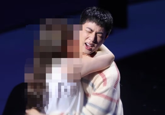 BTS 진에 '기습 뽀뽀' 일본인, 강제추행 혐의 첫 공판 불출석