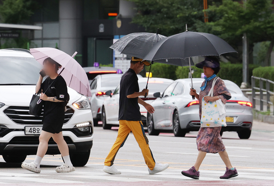 태풍 '바비' 뒤끝에 수도권 최대 120㎜ '물벼락'…밤사이 강풍·폭우(종합)